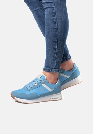 Baskets bleu clair avec un mélange de matériaux lisses et texturés, featuring des accents blancs, un design à lacets et une semelle en caoutchouc gomme.