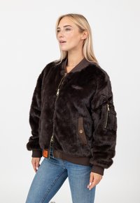 Bruine nepbont bomberjack met geribbelde manchetten en onderrand, gouden rits en twee ritszakken, met een gestructureerd, zacht oppervlak.