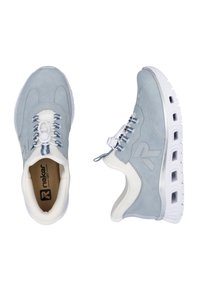Helle blaue Sneakers aus Wildleder, mit einer weißen Sohle, elastischen Schnürsenkeln und einem Logo an der Seite. Abgerundete Zehenpartie und gepolsterter Innenraum.