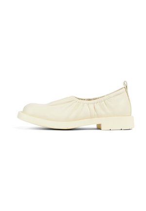 Ballerine beige in tessuto arricciato, con punta arrotondata e tacco basso a blocco. Suola testurizzata e piccolo inserto sul retro.