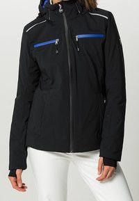 Svart isolerad jacka med dragkedja fram, två blå dragkedjeförsedda bröstfickor, reflexstripes och justerbar huva med snoddar.