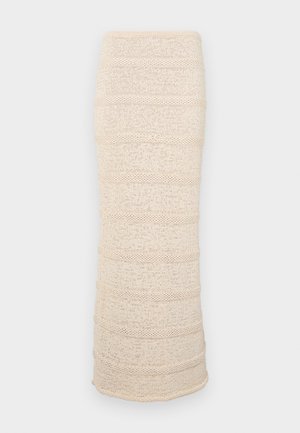 Gebreide midi rok in lichtbeige met horizontale textuurstrepen. Strakke pasvorm, zachte stof en een iets open zoom aan de onderkant.