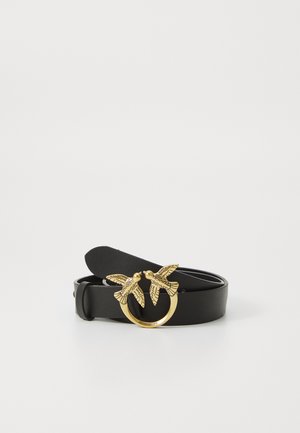 Fekete bőrövet bemutató, kör alakú aranycsattal, amelyen két díszítő madár található. A öv sima, letisztult dizájnnal és minimális fémrészekkel rendelkezik.