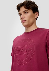 QS MIT STICKEREI - T-Shirt print - himbeere