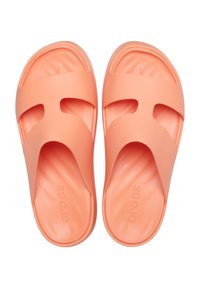 Orangefarbene Gummirutschsandalen mit offener Zehenpartie, ausgestattet mit zwei Ausschnittriemen und einem gepolsterten Fußbett. Markenlogo auf der Sohle sichtbar.