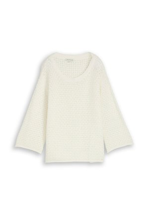Witte gebreide trui met een losse structuur en driekwartmouwen, voorzien van een ronde halslijn en een getextureerd patroon.