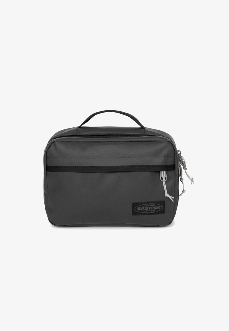 Borsa grigia con zip, di forma rettangolare piatta, in tessuto, con manico superiore e una tasca frontale con un patch del logo del marchio.