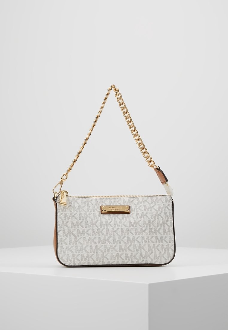 Bílo-hnědá kabelka přes rameno s vzorovaným povrchem, zlatým kováním, řetízkovým popruhem a zipovým uzávěrem. Má detail s logem a hladkou texturu.
