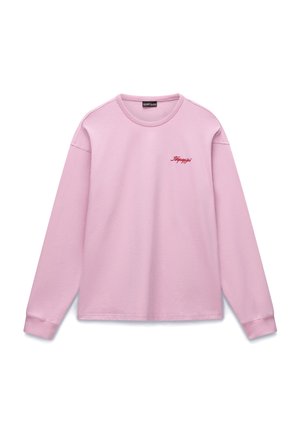 Lichtroze shirt met lange mouwen en ronde hals, met een klein rood cursief logo op de linkerborst, eenvoudig ontwerp en geribbelde manchetten.