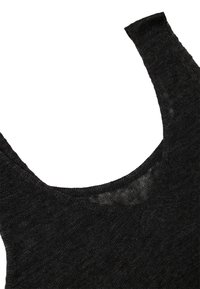 Top in maglia nera con scollatura ampia e tessuto testurizzato. I bordi presentano una finitura semplice e pulita, senza ulteriori embellishments.