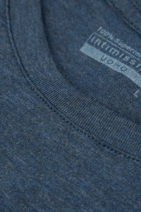 Mörkblå crewneck t-shirt i mjukt tyg, med ribbat halsringning och subtil heathered textur. Märkesetikett delvis synlig.