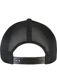 Svart mesh snapback caps med en solid svart plastreim og justerbar snap-lukking; har flat søm og ingen synlige logoer.