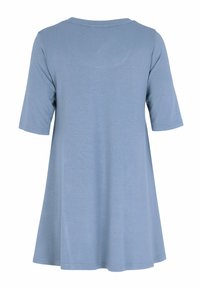 Vaaleansininen, lyhythihainen rento mekko, jossa on pyöreä pääntie, väljä malli ja sileä kangas, näkyy selkäpuolelta.