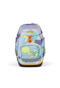 Sac à dos Ergobag avec une base bleue ornée de motifs de nuages colorés, des accessoires orange, plusieurs poches et un patch graphique circulaire.