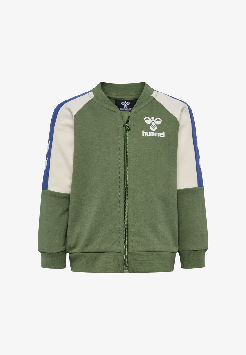 Veste zippée verte avec des accents bleus et crème, dotée d'un col rond, de poignets côtelés et d'un logo sur la poitrine. Fabriquée en matériau doux.