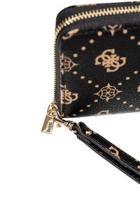 Cartera de cuero negro con herrajes dorados, que presenta un patrón de logotipos y cierre de cremallera. Incluye una correa desmontable para llevar.