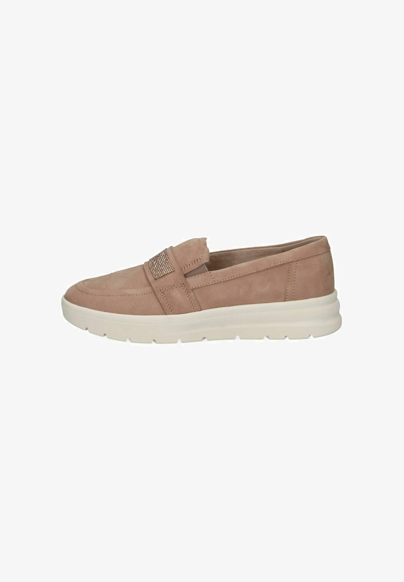 Mocassin slip-on en daim marron clair avec semelle en caoutchouc blanche épaisse et bride décorative ornée de strass sur le dessus.