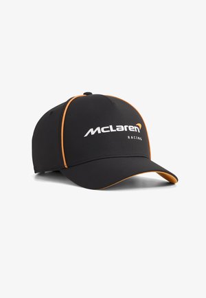 Casquette de baseball noire McLaren Racing avec bordure et logo orange, visière courbée, présentée légèrement en angle sur fond blanc.