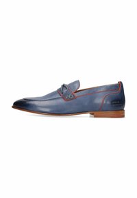 Mocasines de cuero azul con costuras en naranja contrastantes, diseño aerodinámico, punta redondeada y un tacón delgado y plano. Presenta un detalle de logo en relieve.