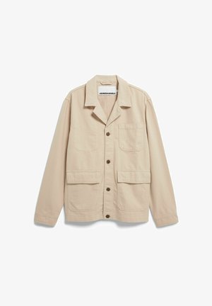Beige Baumwoll-Arbeitsjacke mit Kragen, vorderer Knopfleiste, zwei großen Brusttaschen und glatter Textur. Markenetikett: ARMEDANGELS.