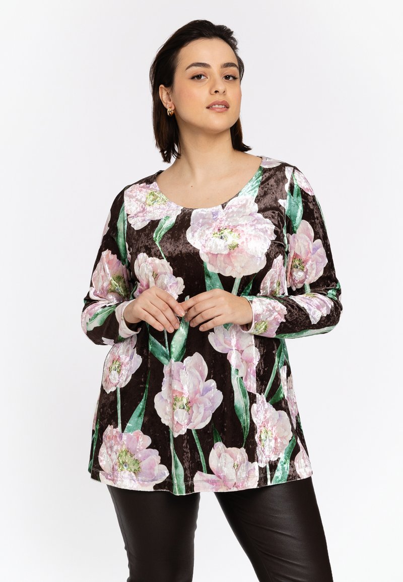 Fløjel langærmet top med en brun bund, prydet med store pink blomsterprints og grønne blade. Rund halsudskæring og løs pasform.