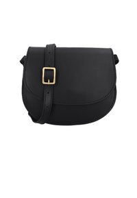 Crna kožna torba preko tijela s zakrivljenim preklopom, kopčom na prednjoj strani i podesivim remenom. Glatka tekstura s urednim šavovima.