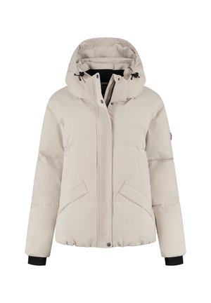 Beige pufferjack met capuchon, voorrits bedekt door een drukknopenpat, schuine frontzakken en zwarte binnenmanchetten op een witte achtergrond.