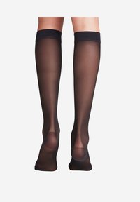 Sorte knæhøje sokker, gennemskinneligt materiale, glat tekstur, ribbet topbånd, let gennemsigtige, med forstærkede tå- og hælområder.