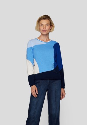Strickpullover mit einer Mischung aus hellen und dunklen Blautönen, einem runden Ausschnitt, langen Ärmeln und einem abstrakten Farbblockdesign.