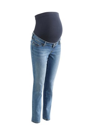 Blaue Umstandsjeans mit elastischem schwarzem Bund, die für einen Babybauch entworfen wurden, auf weißem Hintergrund dargestellt.