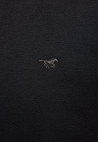 Tissu noir avec un petit cheval gris foncé brodé au centre, en plein galop.