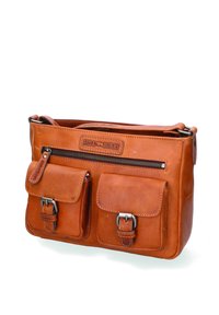 Borsa a tracolla in pelle tan con zip superiore, due tasche frontali con pattina, hardware in argento e dettagli di cucitura visibili.