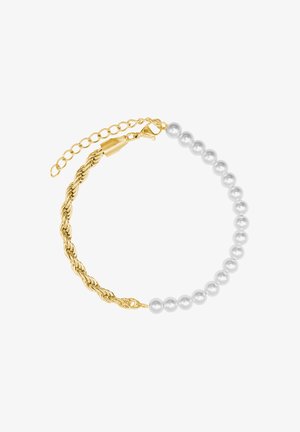 Złota bransoletka z kręconego łańcucha z białymi perłami, wyposażona w zapięcie typu homar oraz regulowane przedłużenie łańcucha umożliwiające dostosowanie rozmiaru.