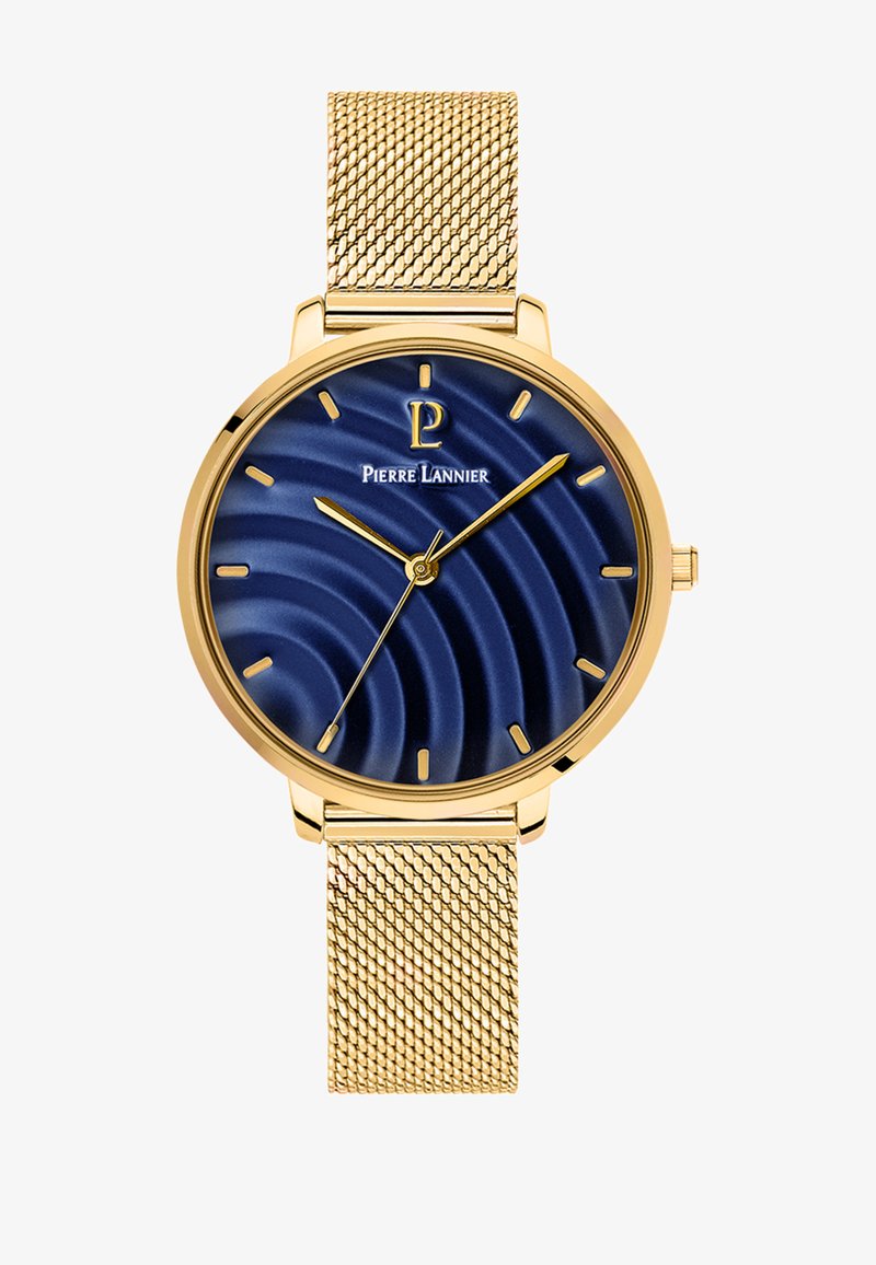 Guld mesh rem ur med en marineblå tekstureret urskive, der har guld timemarkører og visere samt et logo ved kl. 12.