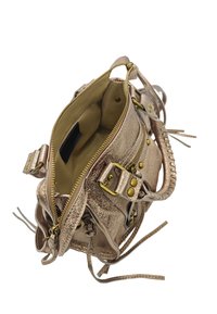 Sac à main en métal rose gold avec une surface texturée, accents en laiton, anse tressée et compartiment principal zippé. Intérieur doublé.