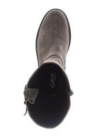 Stivaletto in suede grigio con punta arrotondata, texture morbida, chiusura con zip interna e una piccola patta decorativa sul lato.
