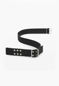 Fekete öv sima anyagból, széles pánttal, ezüst hardware-rel, öt szemmel és klasszikus csat kialakítással.