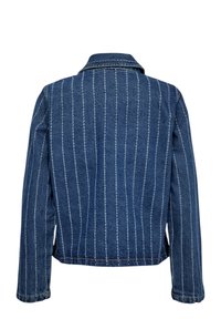 Veste en denim à manches longues avec des fines rayures verticales blanches, vue de dos sur un fond blanc.