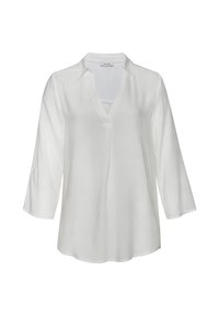 Blouse blanche avec un décolleté en V et un col, manches 3/4, fabriquée dans un tissu léger, présentant une texture lisse et une coupe décontractée.