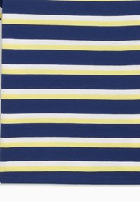 Strisce orizzontali blu navy, bianche e giallo pallido su tessuto, distanziate uniformemente, con cuciture visibili lungo il bordo inferiore.