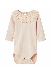 Body rose clair à manches longues avec un motif texturé, un col en dentelle à volants à bords festonnés et des boutons pression au bas.