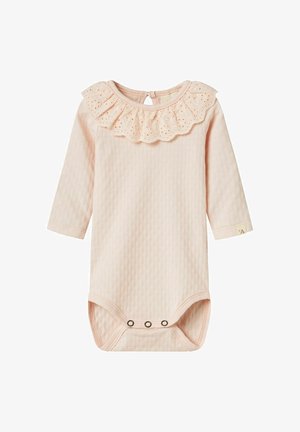 Body rose clair à manches longues avec un motif texturé, un col en dentelle à volants à bords festonnés et des boutons pression au bas.
