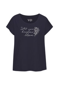Námornícky modré tričko s krátkymi rukávmi a okrúhlym výstrihom, s bielym textom "Nech vaše sny rozkvitnú" a dizajnom kvetinovej ilustrácie.