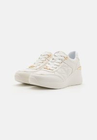Sneakers bianchi in pelle con un design trapuntato, caratterizzati da accenti dorati, chiusura con lacci e una suola spessa e ammortizzata. Complessivamente leggeri.