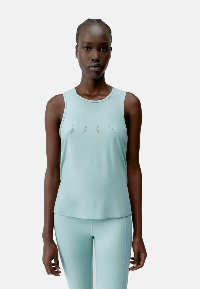 Lichtblauw mouwloos sporttopje van soepel materiaal, met een ronde halslijn en kleine geperforeerde details aan de voorkant.