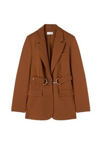 Blazer marrón a medida con solapas muesca, dos bolsillos frontales y una cintura con cinturón que presenta una hebilla de anillo plateado. Textura de tela suave.