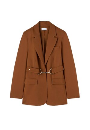 Bruine op maat gemaakte blazer met notch-revers, twee voorzakken en een taille met riem met een zilveren ringgesp. Glad stoffen textuur.