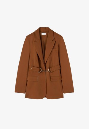 Brauner maßgeschneiderter Blazer mit Reverskragen, zwei Fronttaschen und einem taillierten Design mit Schnalle aus silbernem Ring. Glatte Stoffoberfläche.