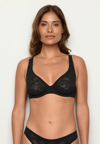 Sutien din dantelă neagră cu un model floral, decolteu adânc și bretele ajustabile. Textură netedă și mărime standard. Chiloți asortați din dantelă.