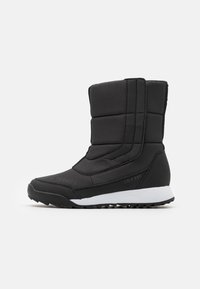 Botas aislantes negras con parte superior acolchada, suela de goma y entresuela blanca en contraste. Presentan el nombre de la marca "Terrex" y "COLD.RDY."